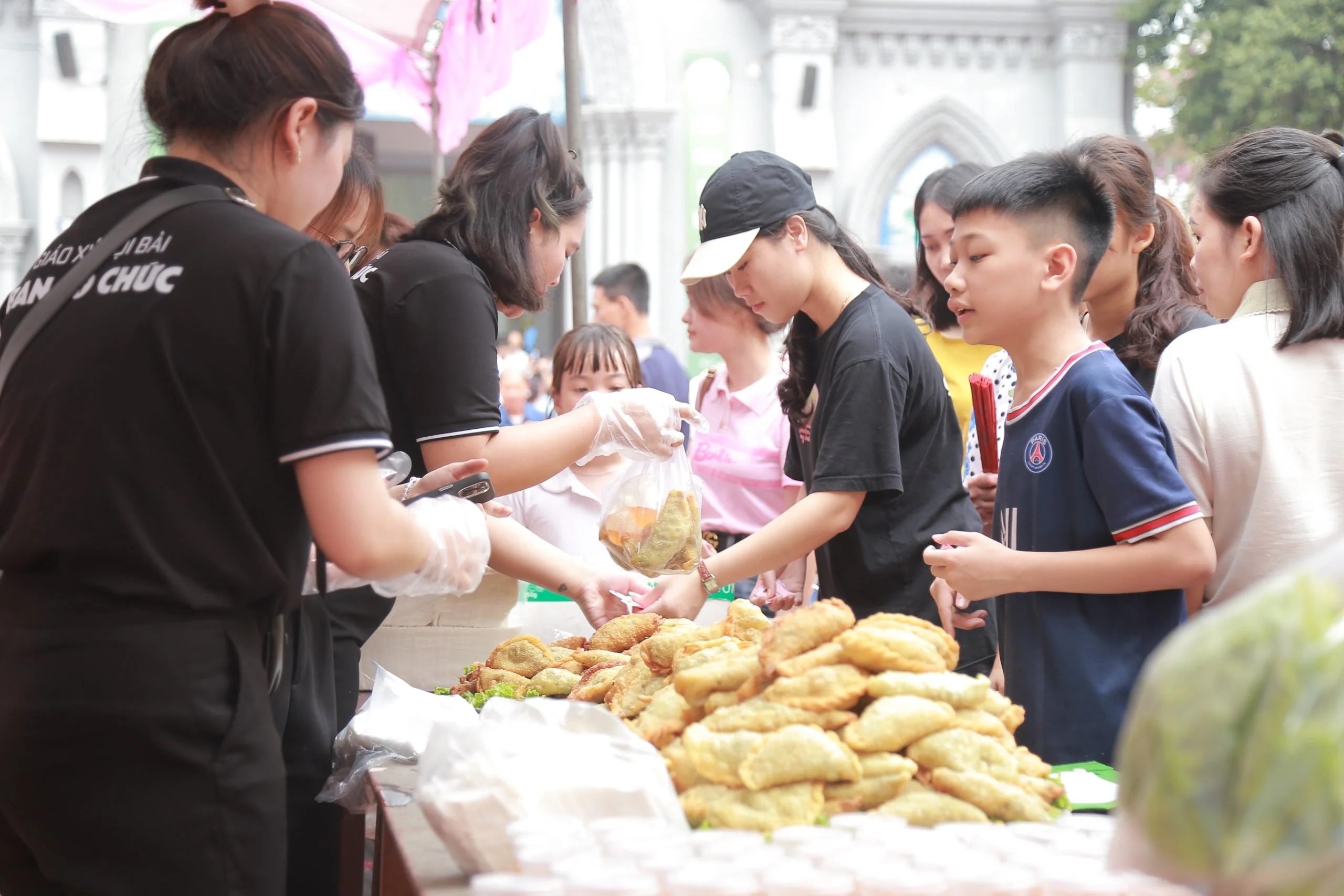 Giáo xứ Nội Bài tổ chức hội chợ Phục Sinh